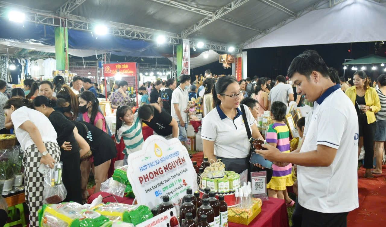 Hơn 90 gian hàng tham gia hội chợ xúc tiến thương mại