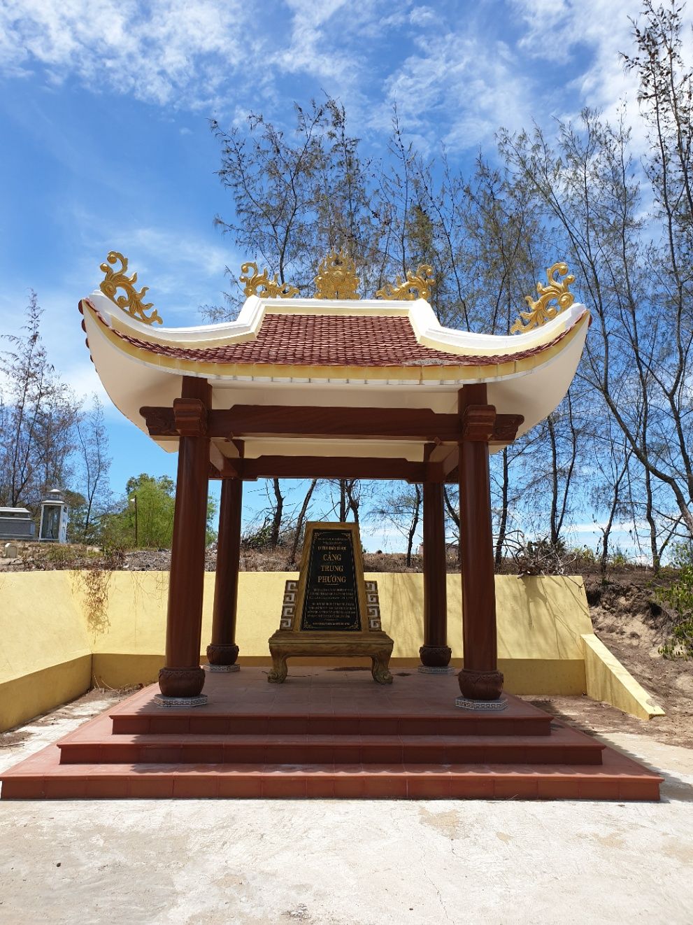 Bia di tích Cảng Trung Phường