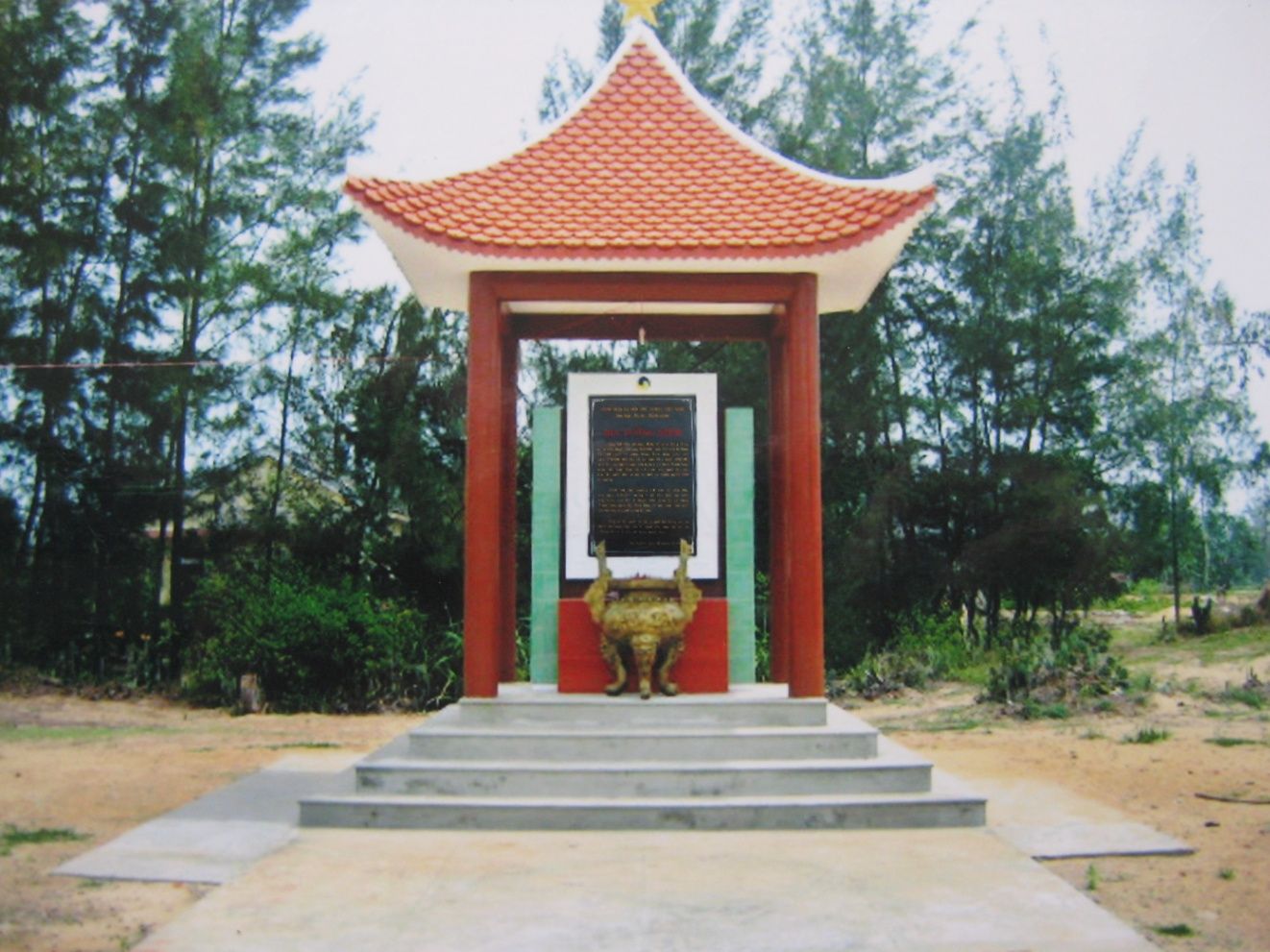 Di tích Vụ thảm sát vườn Ông Lĩnh